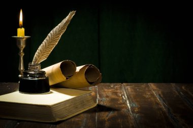 Eğitim ve kavramı, yazma mürekkep şişesi içinde kalem ve tutun mum