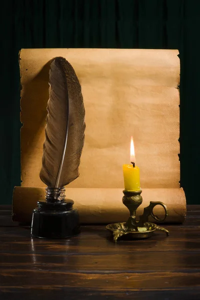 El concepto de educación y escritura, un tintero con una pluma y — Foto de Stock