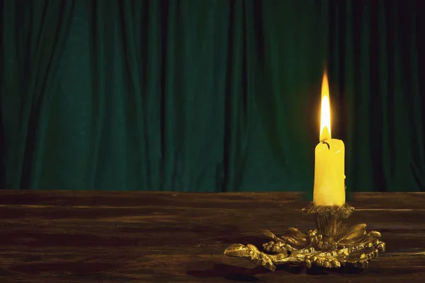 Зажгла свечу в подсвечнике на старых досках — стоковое фото