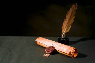 Bir papirüs bir mühür, bir tüy ve bir InkWell ile kaydırma