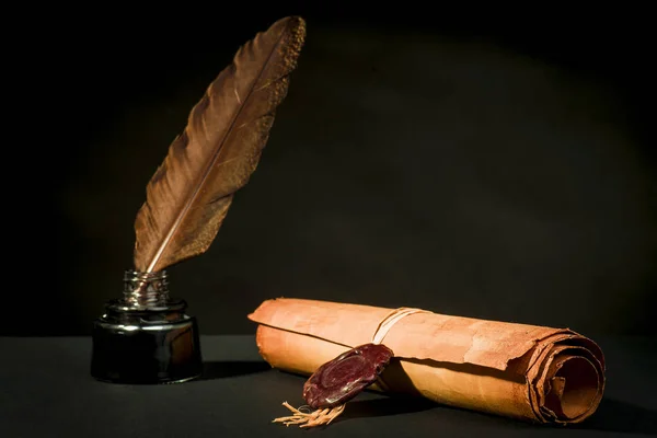 Desplazamiento de un papiro con un sello, una pluma y un tintero — Foto de Stock