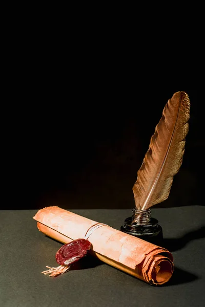 Папирус с пером