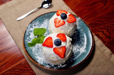 Beyaz krema ve çilek ile pasta