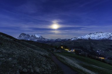 Ayın yükselişine seiser alm, alpi suisse, tirol Dağları yukarıda