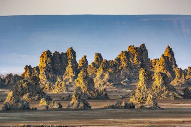 Lac Abbe volkanik bacaları etrafında gündoğumu