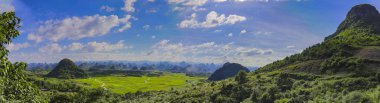 Karst dağ ve tarım manzara yakınındaki Yangshuo, Longshen İlçesi, Guangxi eyaleti, Çin Halk Cumhuriyeti