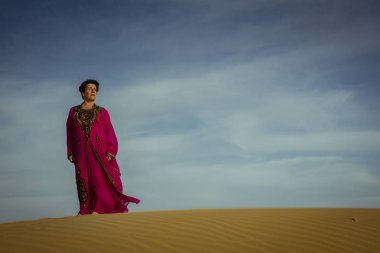 Çöl fotoğraf, kıdemli model giyen Arapça elbise, Rub'al hali, Abu Dhabi, Birleşik Arap Emirlikleri