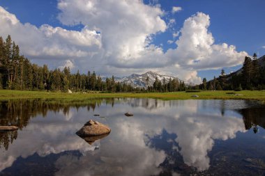 Yosemite Milli Parkı Gate Gölü