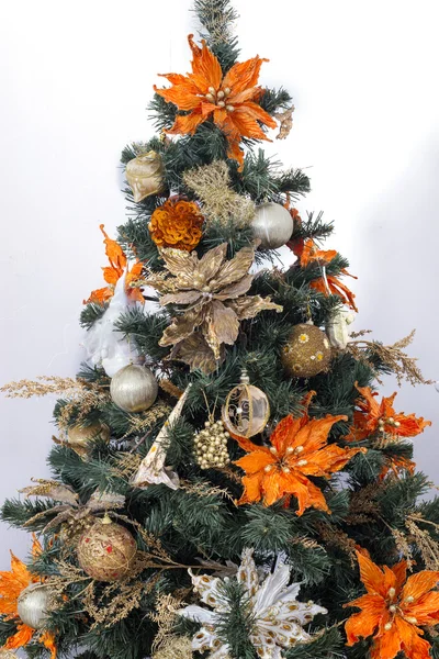 Árvore de Natal com brinquedos dourados — Fotografia de Stock