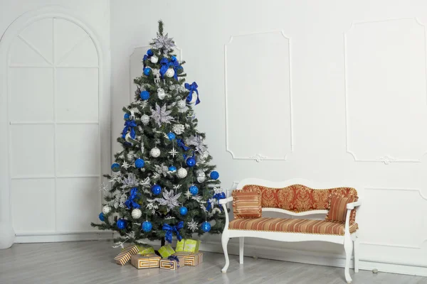 Belle chambre décorée de vacances avec arbre de Noël avec des boîtes cadeaux en dessous — Photo