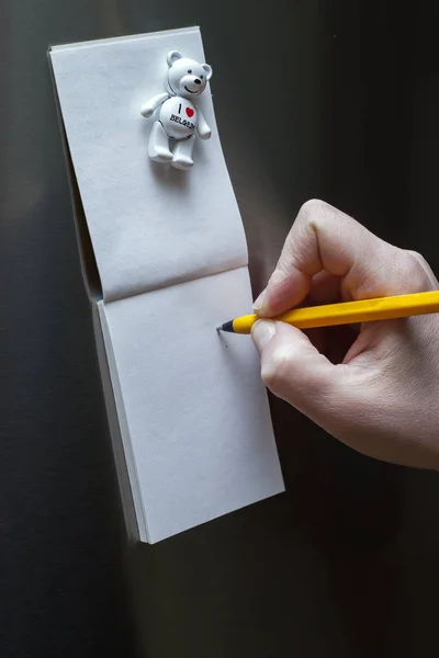 Foglio di carta bianco appeso alla porta del frigorifero — Foto Stock