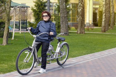 İki kişilik bisiklet. Yaşlı kadın. Aktif yaşam tarzı