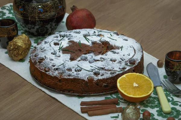 Kerst cake van het fruit, wijn, granaatappel en oranje — Stockfoto