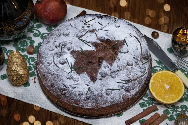 Kerst cake van het fruit, wijn, granaatappel en oranje — Stockfoto