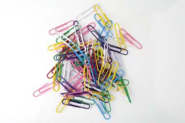 beyaz zemin üzerine yazma ataç