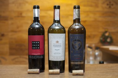 Kiev, Ukrayna - 26 Mart 2016: şarap tadımı iyi asma mağazasında. 