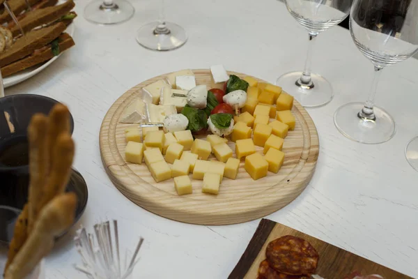 Delizioso formaggio sul tavolo — Foto Stock