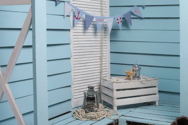 Bir satır bir turkuaz ahşap duvar güzel bayrak.