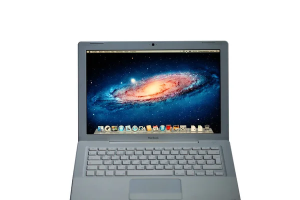 Kyjev, Ukrajina - 13 května 2017. Studio záběr starého modelu bílý notebook Apple Macbook Rsa402 navržen a vyvinut společností Apple inc. — Stock fotografie