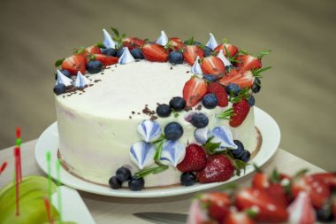 Meyve ve çilek ile dekore kek