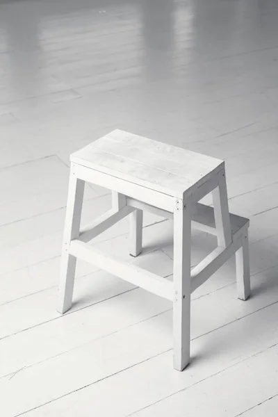 Tabouret en bois blanc sur fond blanc — Photo