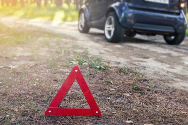 Arabanın arka planda acil durum durdurma iz