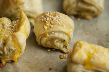 Pasta puf böreği peynirli doldurma dan. Seçici odak