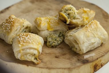 Pasta puf böreği peynirli doldurma dan. Seçici odak