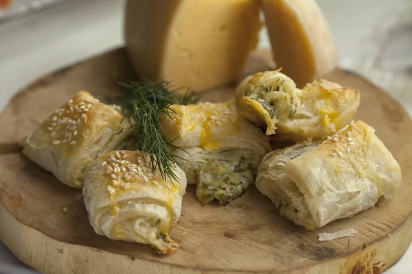 Patiserie din patiserie cu brânză și verdeață. Se presara cu seminte de susan . — Fotografie, imagine de stoc
