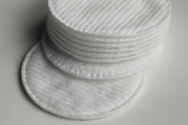 Esponjas de algodón apiladas aisladas sobre fondo blanco.Diseño para la industria de la belleza, la medicina y la cosmética — Foto de Stock