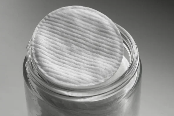 Zásobníku bavlny houby izolované na bílém pozadí. Design pro krásu, medicína a kosmetický průmysl — Stock fotografie
