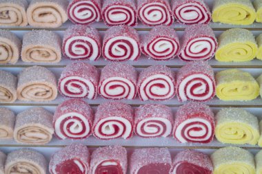 Türk lokumu üstünde belgili tanımlık sayaç ürün yelpazesine. Eski Osmanlı İmparatorluğu ve Orta Doğu geleneksel mutfakları. Fotoğraf seçici odak ile