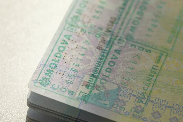 Visa stamp of Moldova on the page of the Ukrainian passport. — Stock Photo, Image