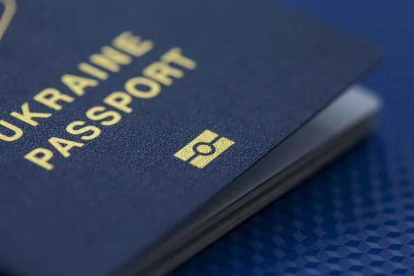 Primer plano imagen de un pasaporte biométrico . — Foto de Stock