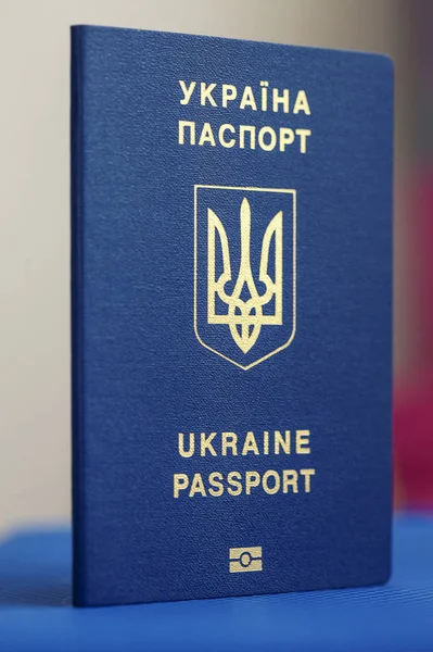 El pasaporte biométrico ucraniano para viajar por Europa sin visados. El pasaporte moderno con chip electrónico permite a los iraníes viajar a la Unión Europea sin visado. — Foto de Stock