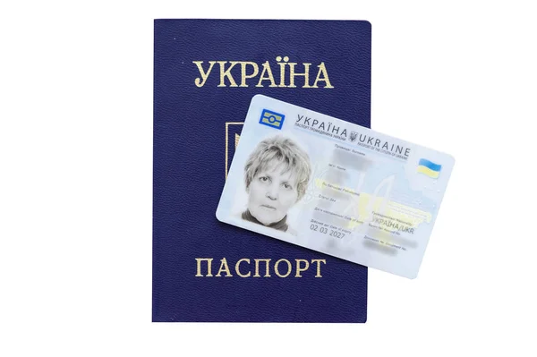 KYIV, UCRANIA - 17 de junio de 2017: Empresa Estatal "Polygraph-Combine Ukraine" lanzó la emisión de un nuevo pasaporte de un ciudadano de Ucrania en forma de tarjetas de identidad del tamaño de una tarjeta de plástico — Foto de Stock