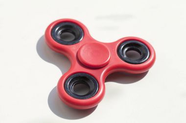 Spinner kıpır. Stresten kurtulmak için yatakları üzerinde modern bir oyuncak