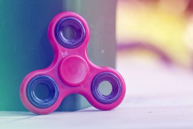 Kırmızı topluca spinner oyuncak.