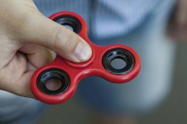 Açık havada Tri kıpır el Spinner ile oynayan çocuk