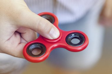Kırmızı topluca spinner oyuncak.