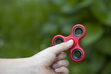 Açık havada Tri kıpır el Spinner ile oynayan çocuk