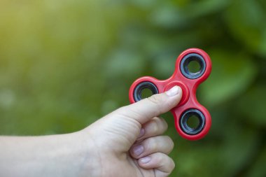 Bir Tri kıpır el Spinner ile oynayan çocuk