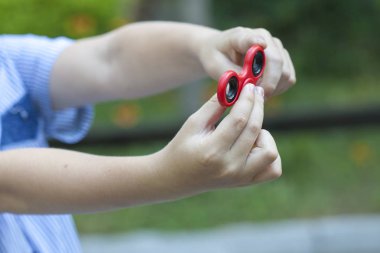 Bir Tri kıpır el Spinner ile oynayan çocuk