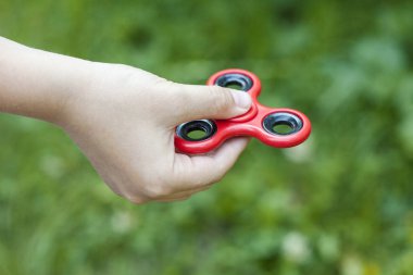 Bir Tri kıpır el Spinner ile oynayan çocuk