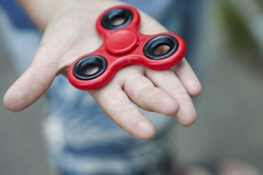 Açık havada Tri kıpır el Spinner ile oynayan çocuk