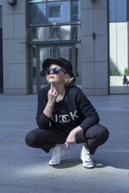 Siyah ve beyaz uzun saçlı genç güzel bir moda kadın portresi. Model bir yana, bir şapka aksesuarları görünüyor. Kadın moda, güzellik kavramı.