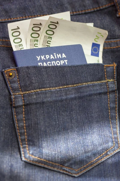 Паспорт громадянина України в кишеню джинсів з грошима — стокове фото