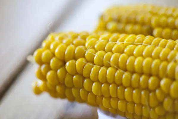 Corn kokt på en närbild tabell — Stockfoto