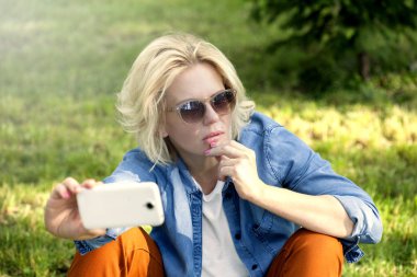 Kendi kendine portre çekim genç güzel kadın