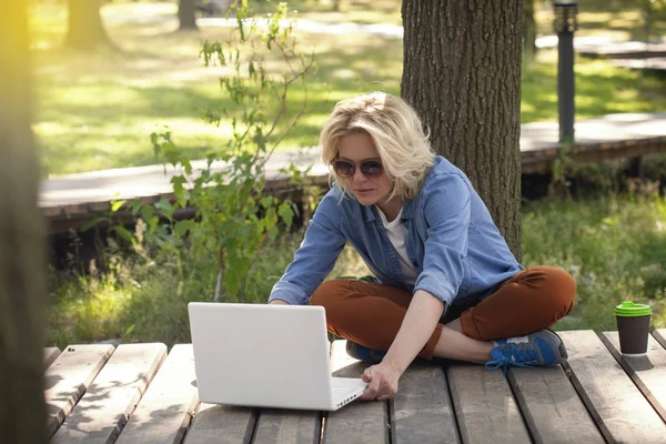 Ευτυχής όμορφη γυναίκα, κορίτσι με laptop το σερφάρισμα κοντά στη λίμνη — Φωτογραφία Αρχείου
